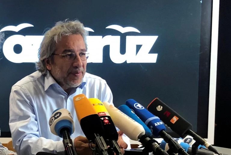 Ενταλμα σύλληψης του δημοσιογράφου Ντουντάρ στην Τουρκία